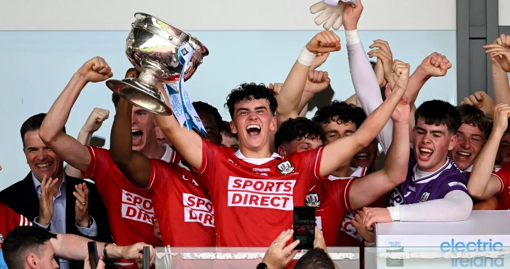 Joueurs célébrant avec le trophée après la victoire Joueurs célébrant avec le trophée après la victoire