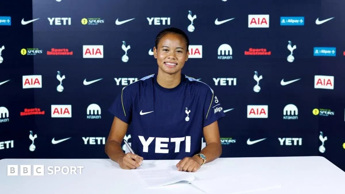 Joueuse signant un contrat avec Tottenham Joueuse signant un contrat avec Tottenham