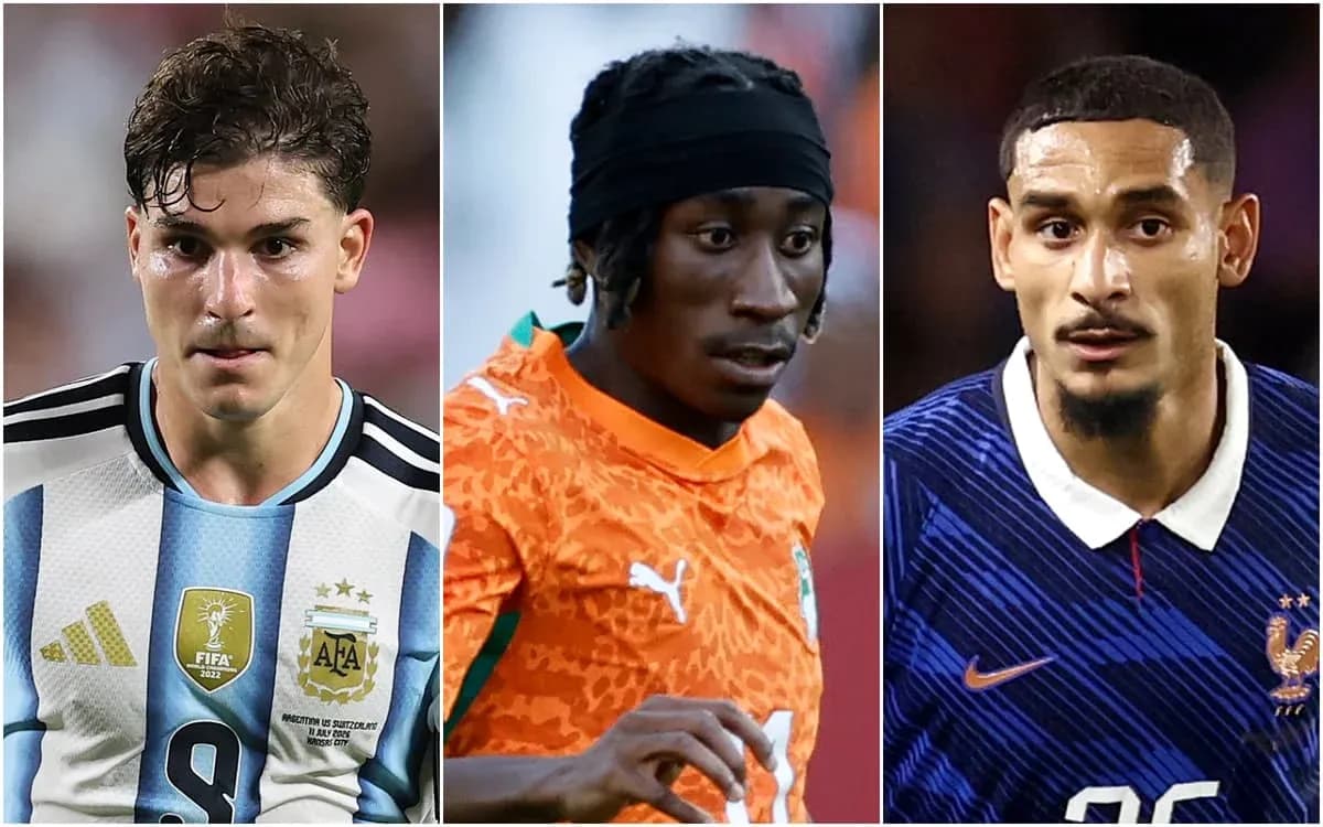 Trois joueurs de football en maillots nationaux Trois joueurs de football en maillots nationaux