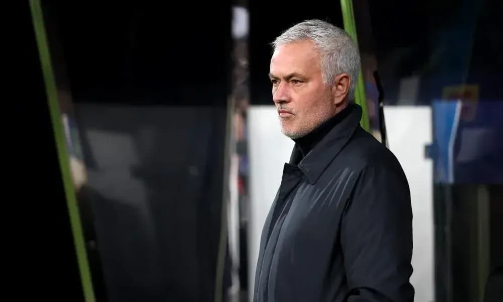 Entraîneur observant le match depuis la touche Entraîneur observant le match depuis la touche