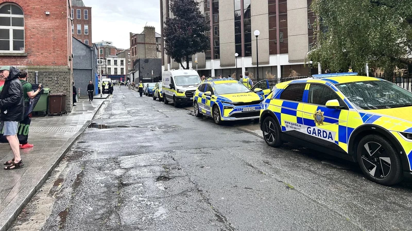 Véhicules de la Garda stationnés dans une rue Véhicules de la Garda stationnés dans une rue