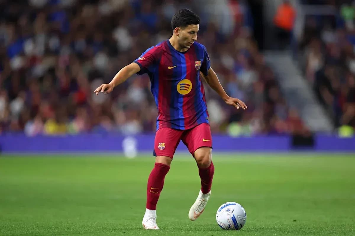 Joueur du FC Barcelone dribblant le ballon sur le terrain Joueur du FC Barcelone dribblant le ballon sur le terrain