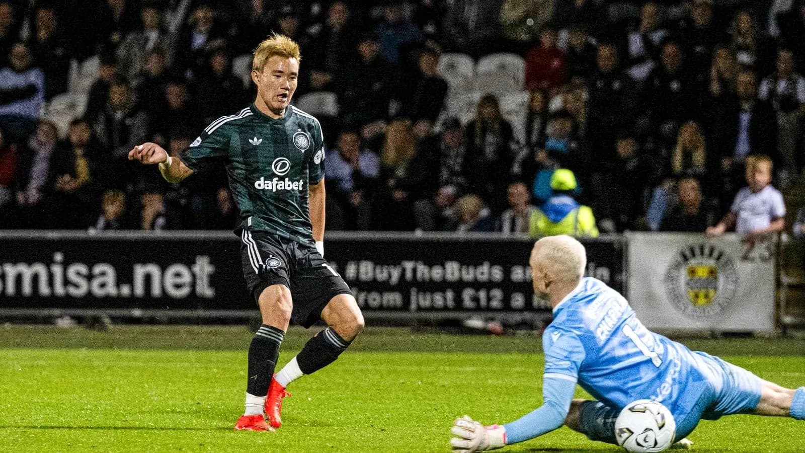 Joueur courant vers le gardien lors d'un match Joueur courant vers le gardien lors d'un match
