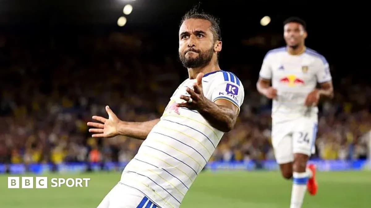 Joueur célébrant un but avec coéquipier en arrière-plan Joueur célébrant un but avec coéquipier en arrière-plan