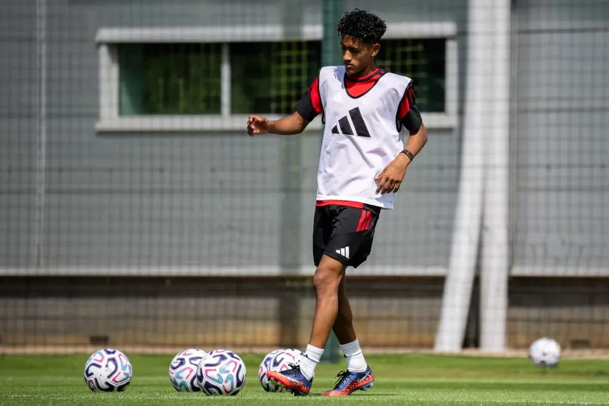 Joueur s'entraînant avec des ballons sur le terrain Joueur s'entraînant avec des ballons sur le terrain