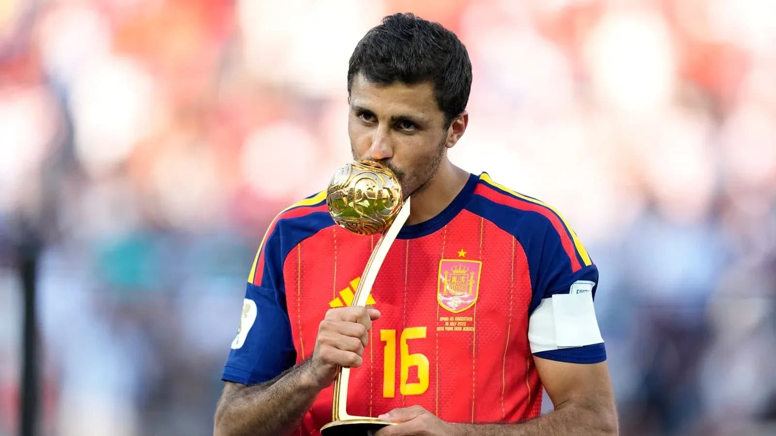 Joueur espagnol tenant le trophée de la Coupe du Monde Joueur espagnol tenant le trophée de la Coupe du Monde