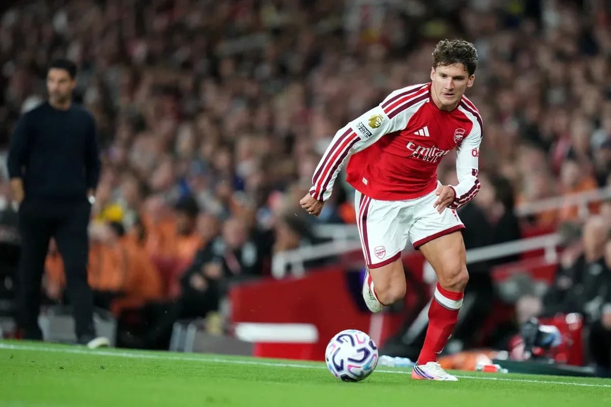 Joueur d'Arsenal effectuant un lancer de touche Joueur d'Arsenal effectuant un lancer de touche