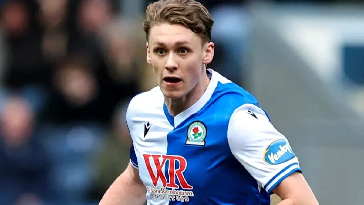 Joueur de Blackburn Rovers en action sur le terrain Joueur de Blackburn Rovers en action sur le terrain