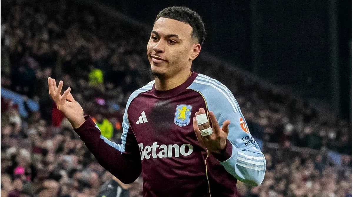 Joueur d'Aston Villa gesticulant sur le terrain Joueur d'Aston Villa gesticulant sur le terrain