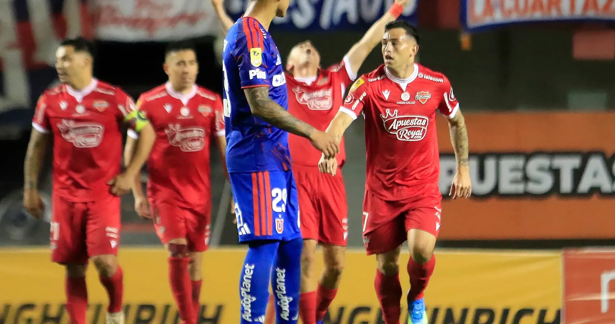 Joueurs célébrant un but pendant le match Joueurs célébrant un but pendant le match