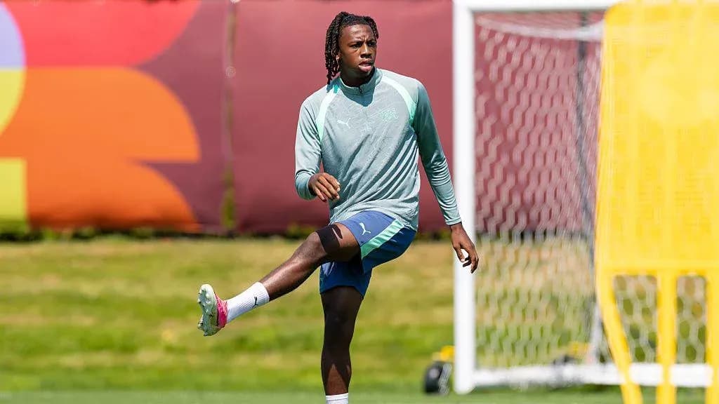 Joueur s'entraînant sur le terrain de football Joueur s'entraînant sur le terrain de football