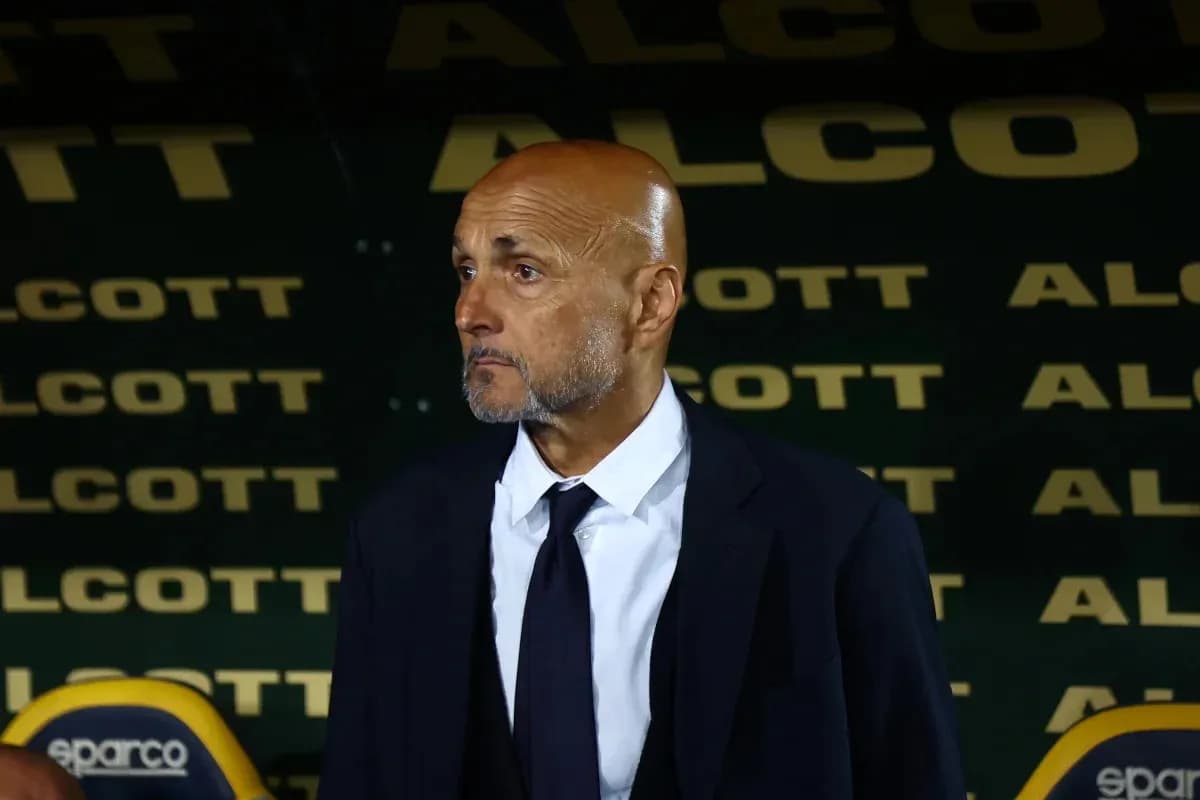 Entraîneur observant le match depuis le banc Entraîneur observant le match depuis le banc