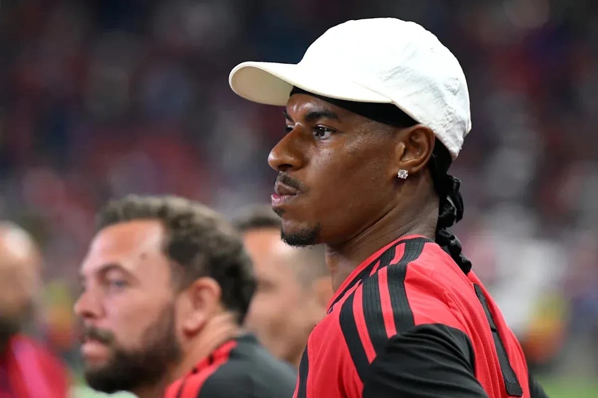 Joueur sur le banc, portant un chapeau blanc Joueur sur le banc, portant un chapeau blanc