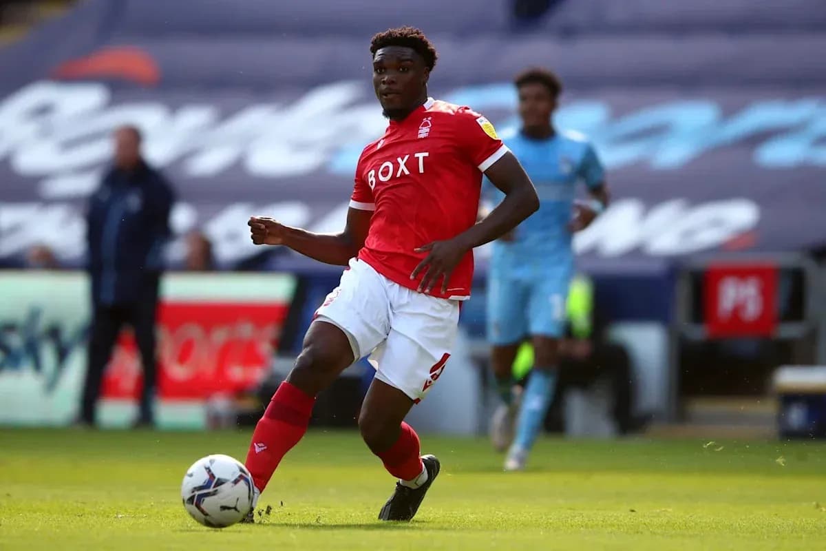 Joueur de Nottingham Forest en action sur le terrain Joueur de Nottingham Forest en action sur le terrain