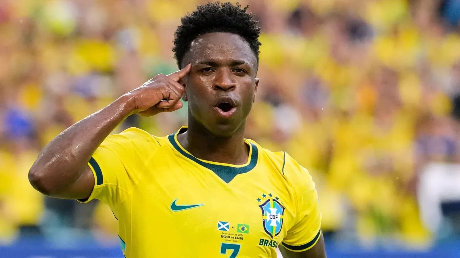 Joueur brésilien célèbre un but avec un geste Joueur brésilien célèbre un but avec un geste