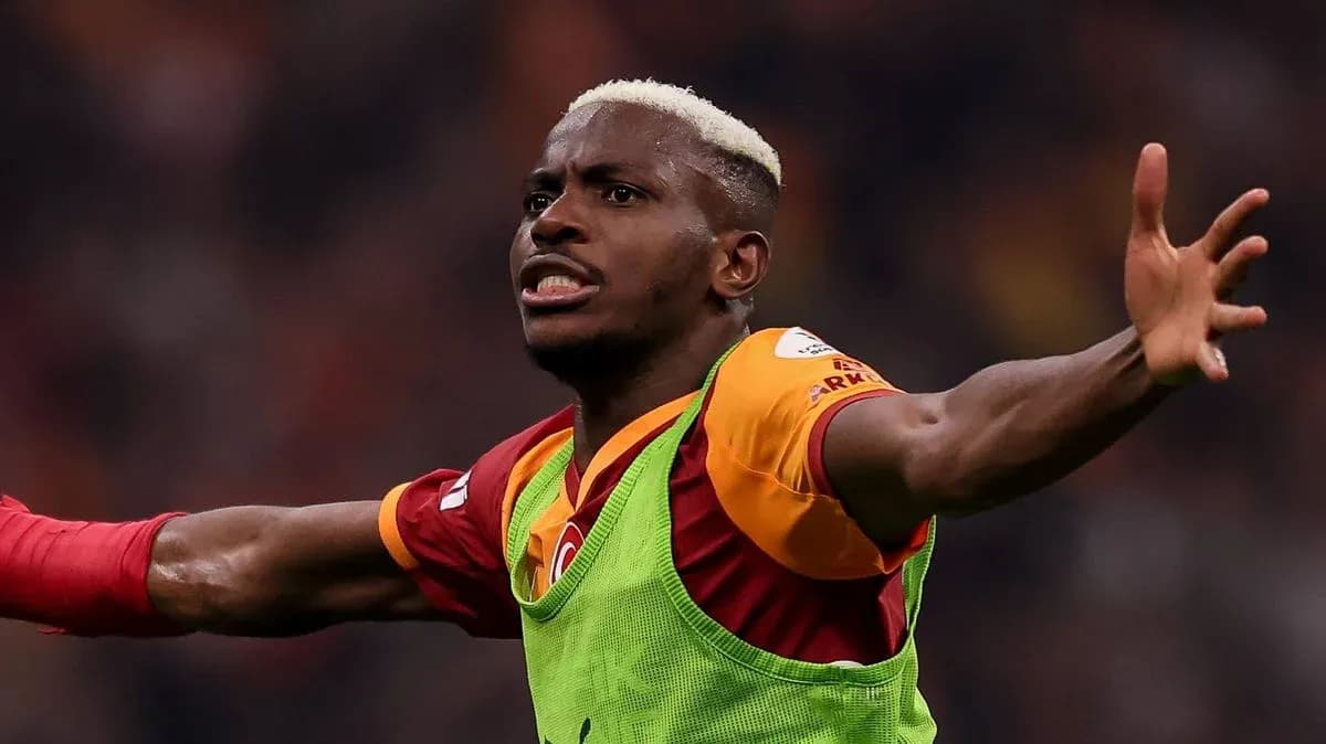 Joueur célébrant avec un maillot de Galatasaray Joueur célébrant avec un maillot de Galatasaray