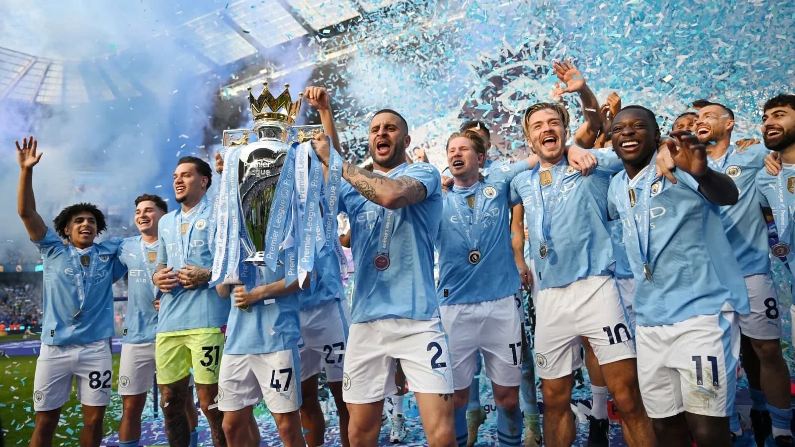 Joueurs de Manchester City célébrant leur victoire au championnat Joueurs de Manchester City célébrant leur victoire au championnat