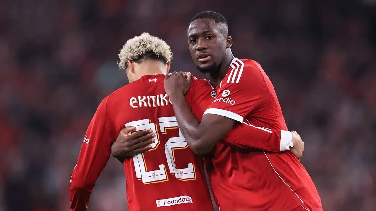 Deux joueurs s'étreignant sur le terrain de football Deux joueurs s'étreignant sur le terrain de football