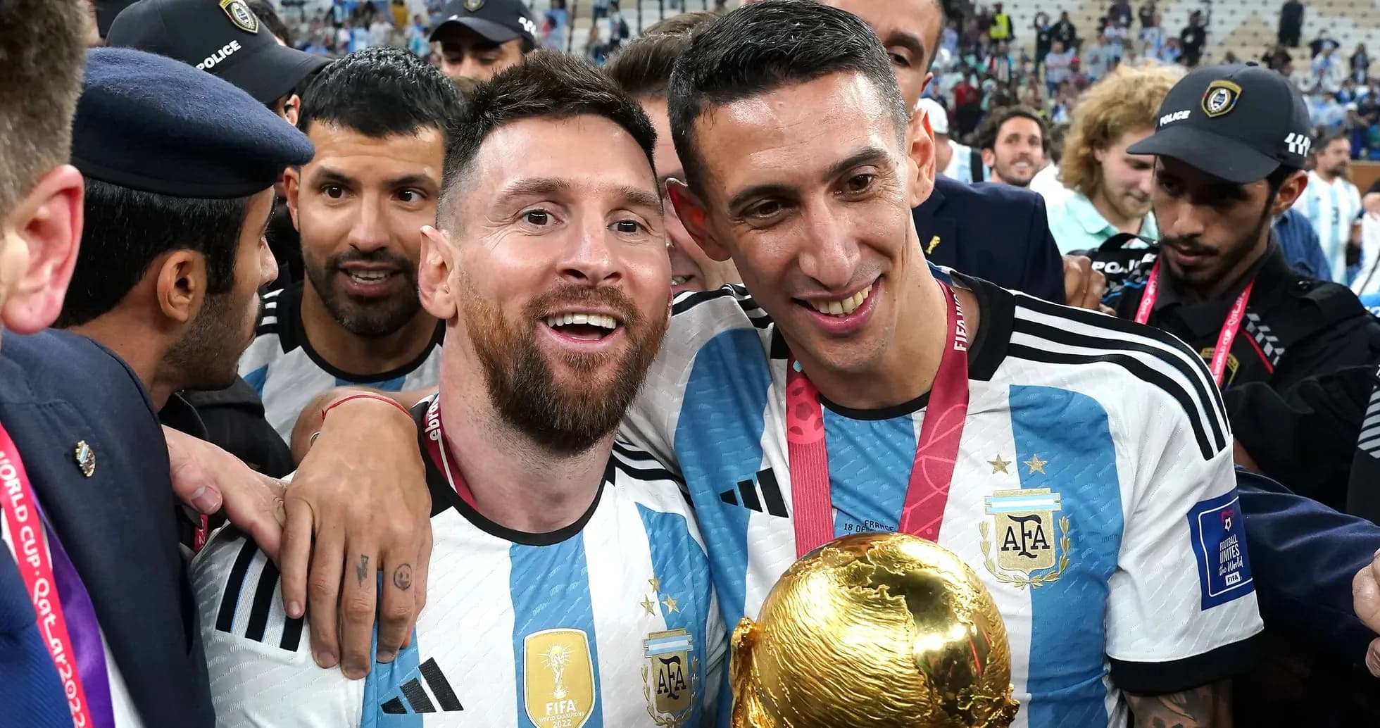 Messi et Di Maria célébrant avec la Coupe du Monde Messi et Di Maria célébrant avec la Coupe du Monde