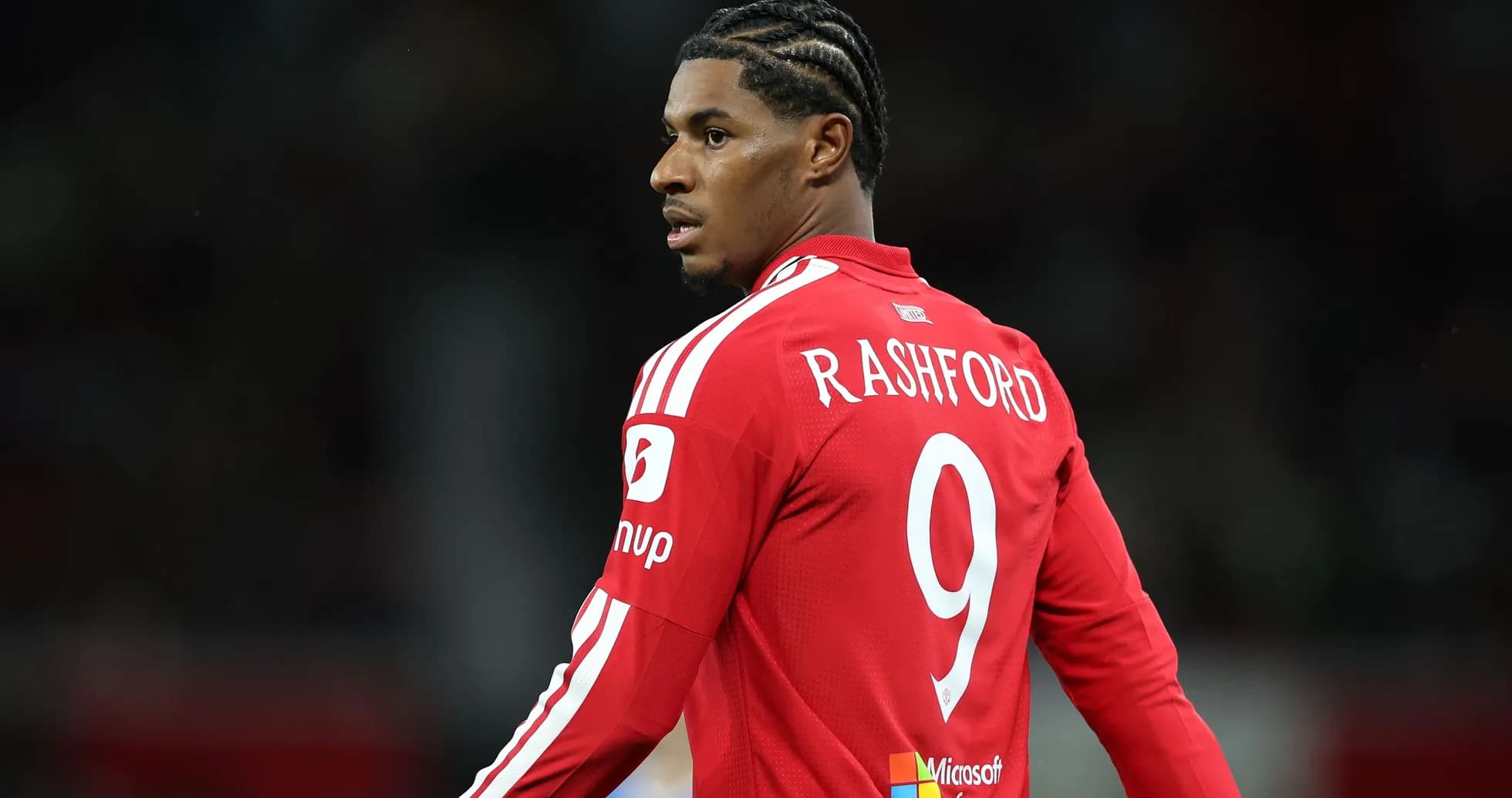 Joueur en maillot rouge avec le nom Rashford Joueur en maillot rouge avec le nom Rashford