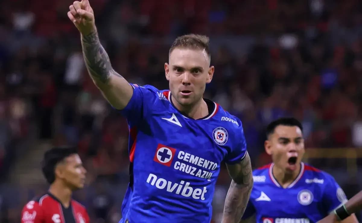 Joueur de Cruz Azul célèbre un but marqué Joueur de Cruz Azul célèbre un but marqué