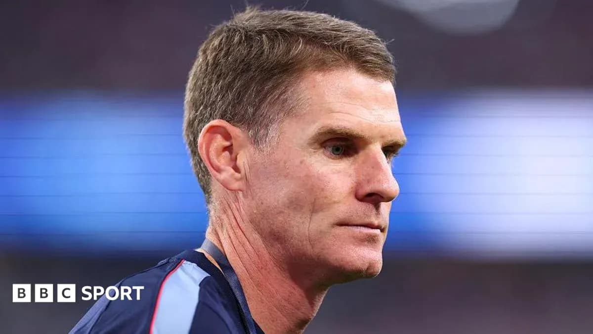 Entraîneur observant le match depuis la touche Entraîneur observant le match depuis la touche