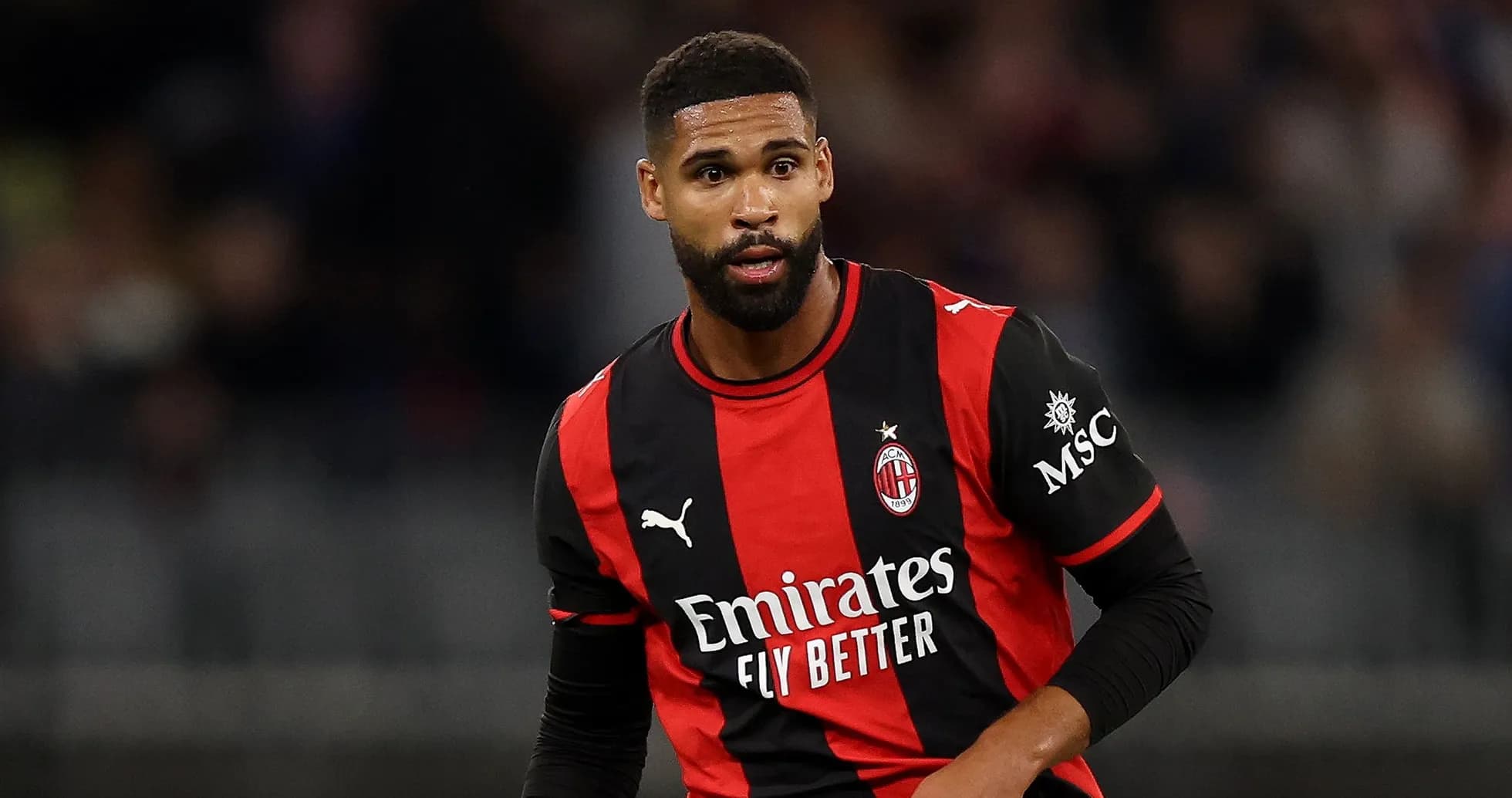Joueur d'AC Milan en action sur le terrain Joueur d'AC Milan en action sur le terrain