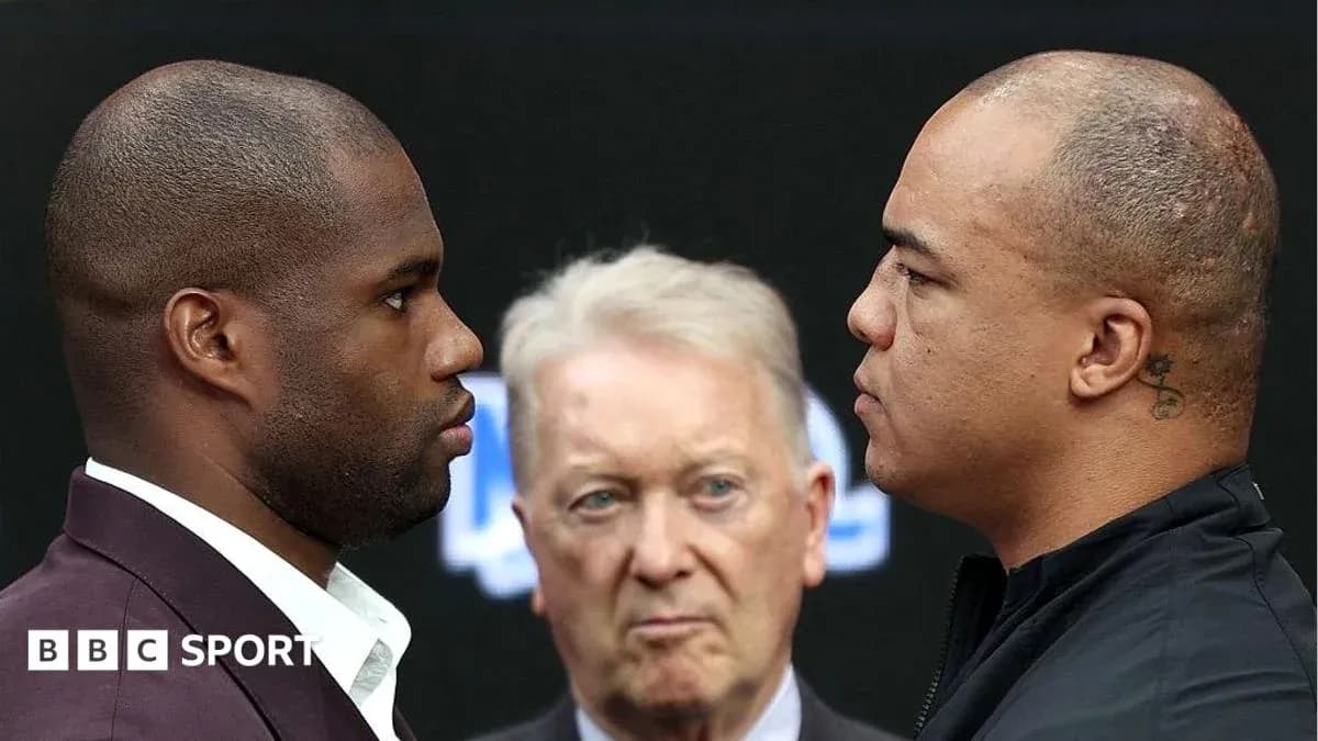 Deux boxeurs face à face avec un promoteur entre eux Deux boxeurs face à face avec un promoteur entre eux