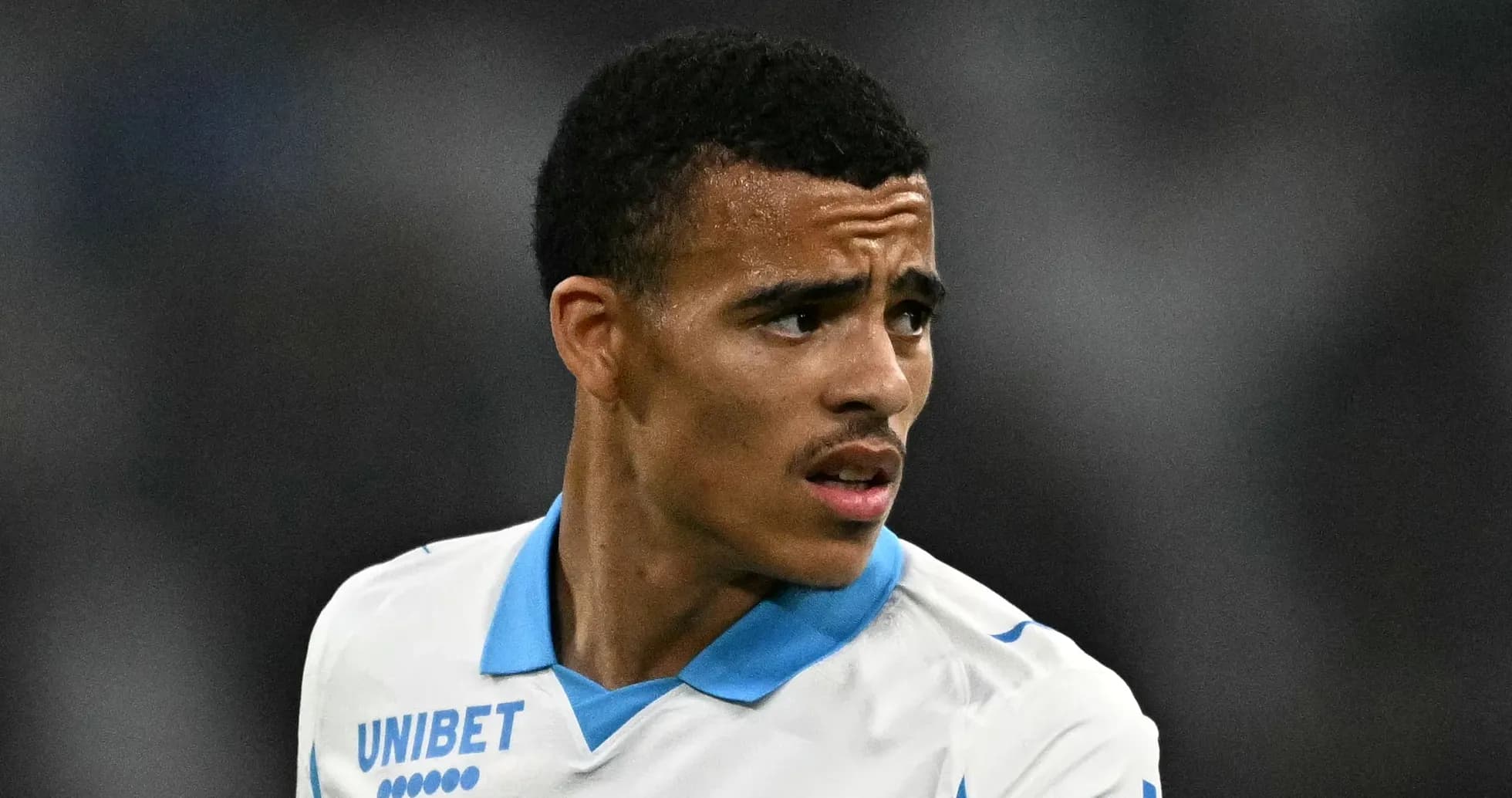 Joueur portant le maillot de l'OM sur le terrain Joueur portant le maillot de l'OM sur le terrain