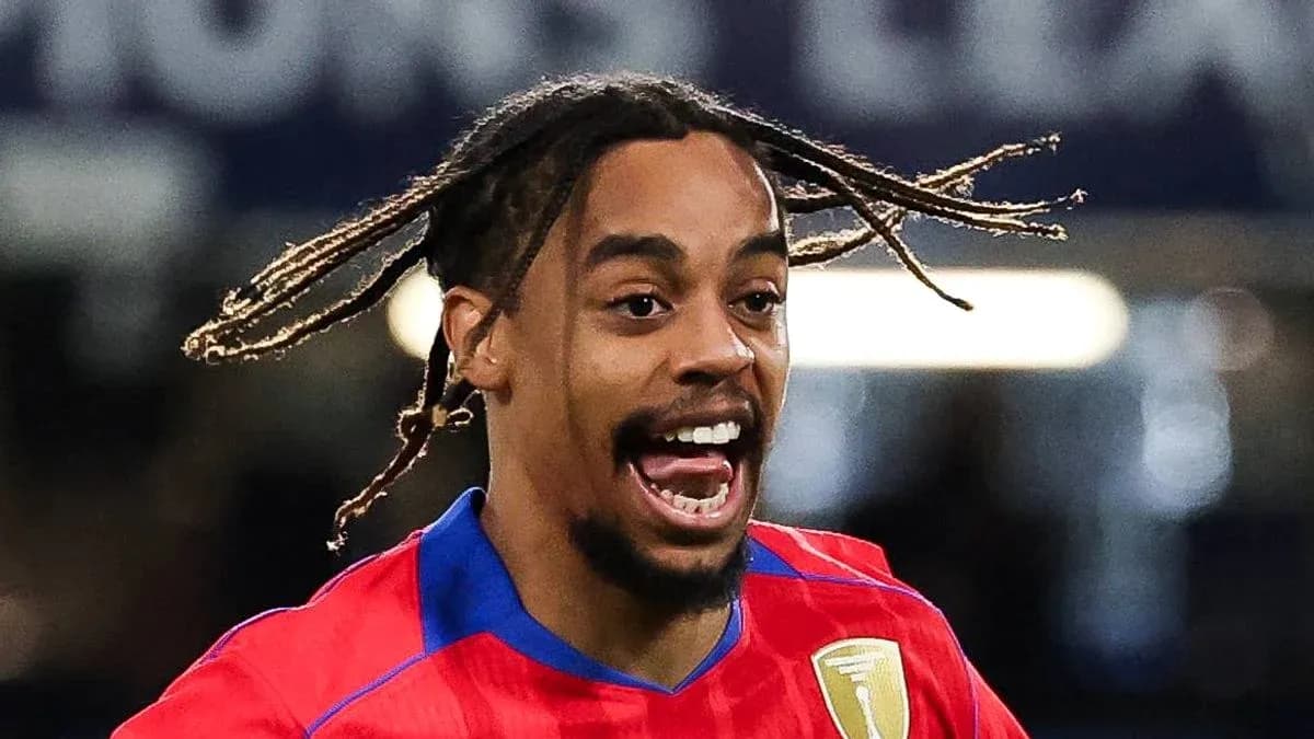 Joueur célébrant un but avec un maillot rouge Joueur célébrant un but avec un maillot rouge