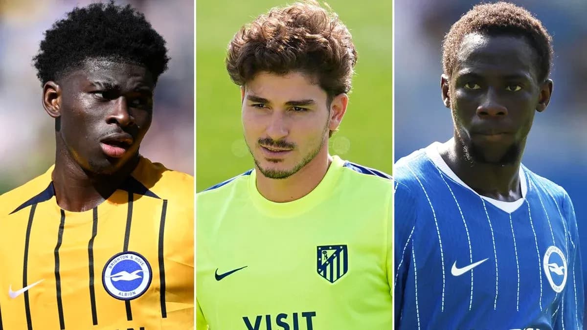 Trois joueurs de football en tenue d'entraînement Trois joueurs de football en tenue d'entraînement