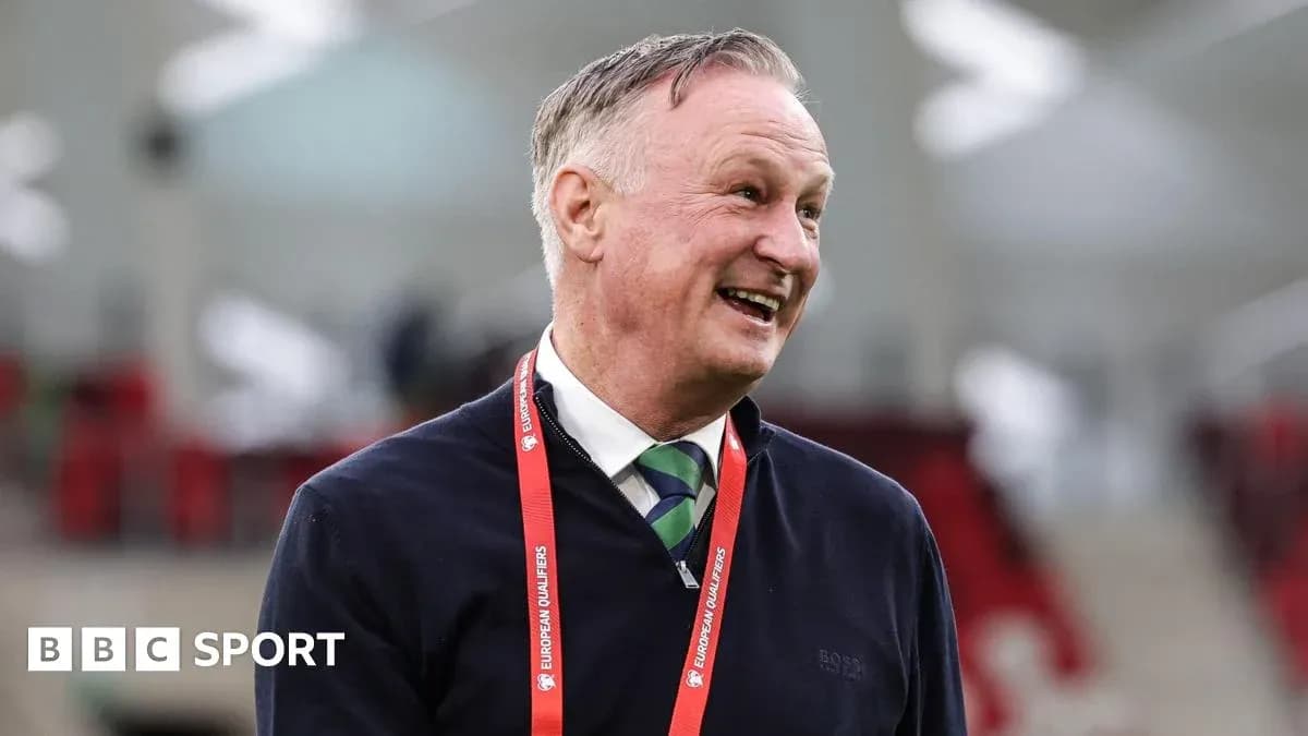 Entraîneur souriant sur le terrain de football Entraîneur souriant sur le terrain de football