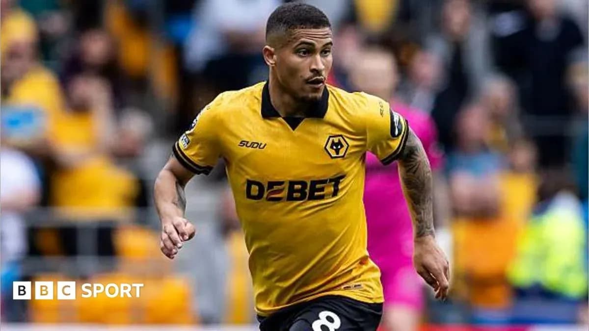 Joueur de Wolverhampton courant avec le ballon Joueur de Wolverhampton courant avec le ballon