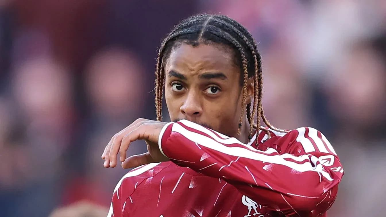 Joueur de Liverpool portant un maillot rouge Joueur de Liverpool portant un maillot rouge