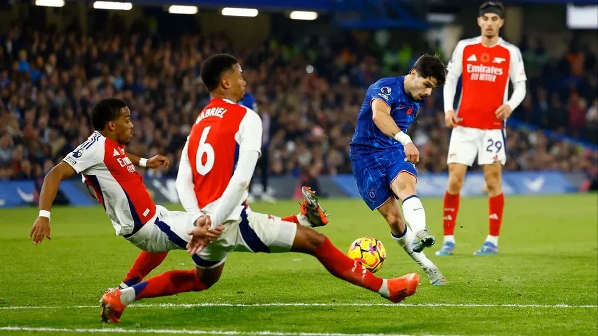 Joueur de Chelsea tirant au but contre Arsenal Joueur de Chelsea tirant au but contre Arsenal