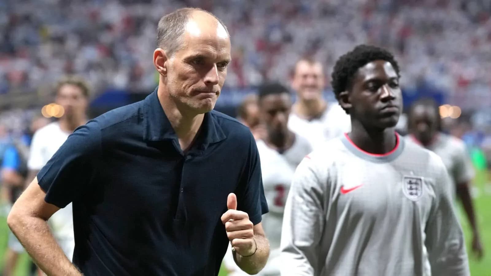 Entraîneur marchant sur le terrain après le match Entraîneur marchant sur le terrain après le match