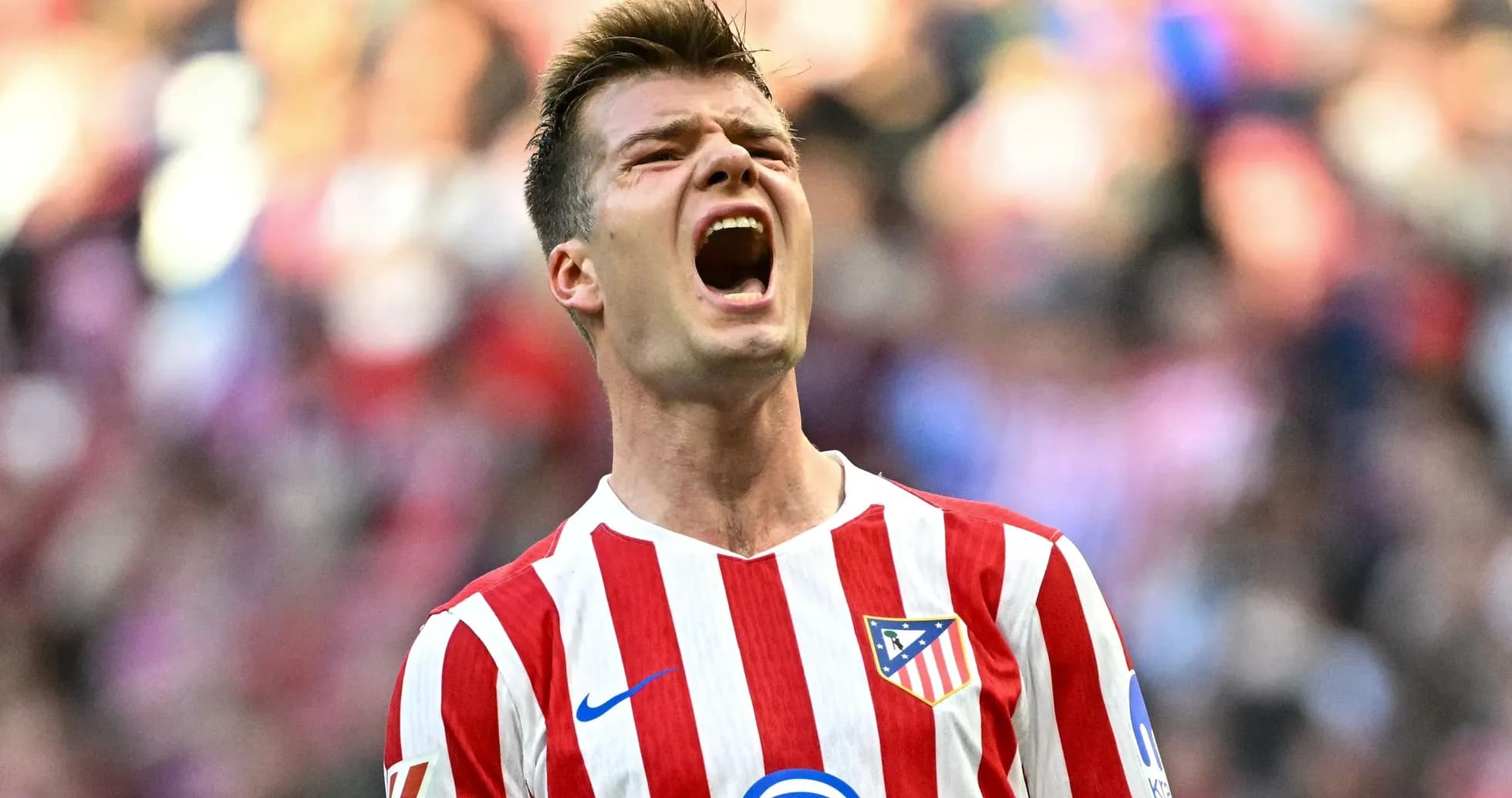 Joueur d'Atlético Madrid célébrant un but Joueur d'Atlético Madrid célébrant un but