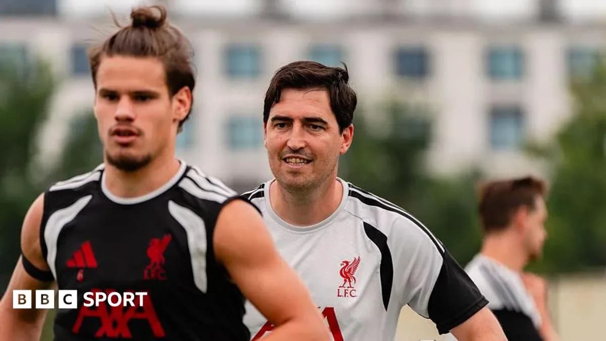 Joueurs de Liverpool s'entraînant sur le terrain Joueurs de Liverpool s'entraînant sur le terrain
