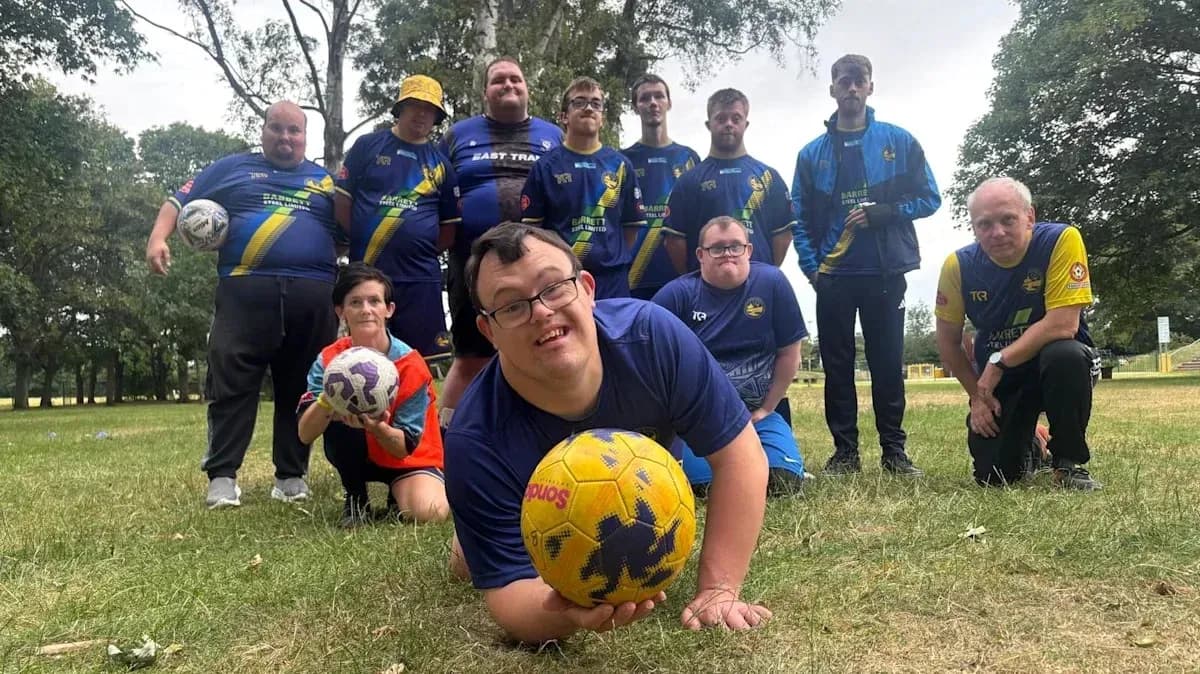 Groupe de joueurs de football posant sur un terrain Groupe de joueurs de football posant sur un terrain