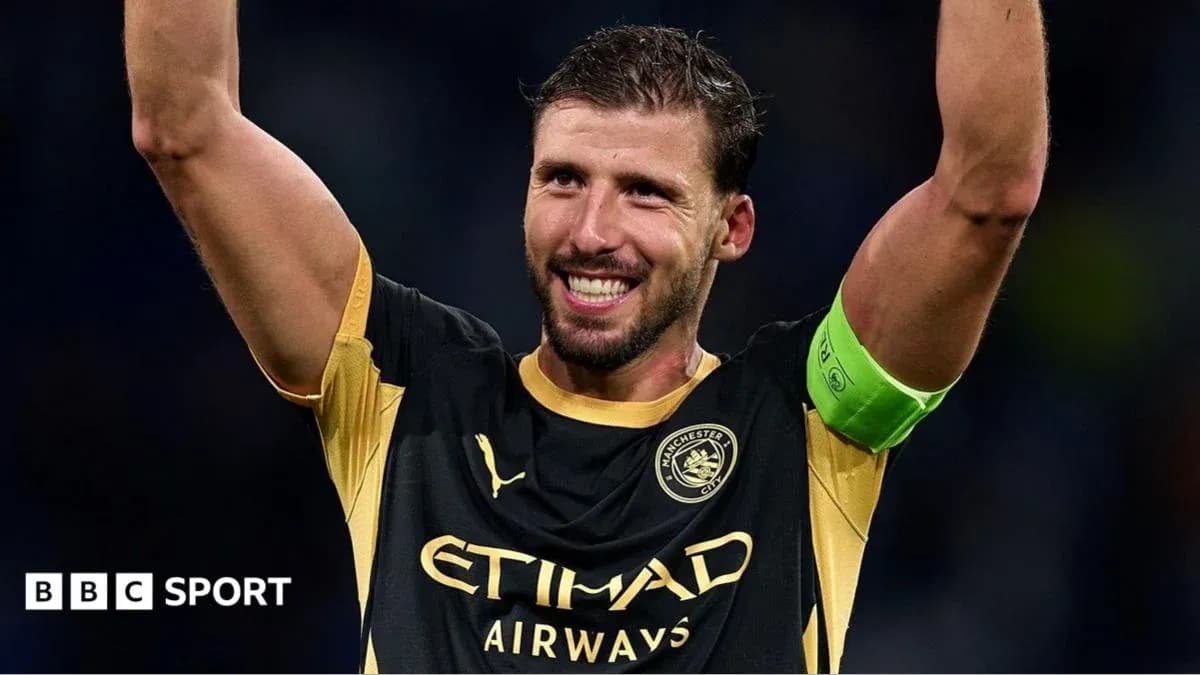 Joueur levant les bras, portant un maillot de Manchester City Joueur levant les bras, portant un maillot de Manchester City