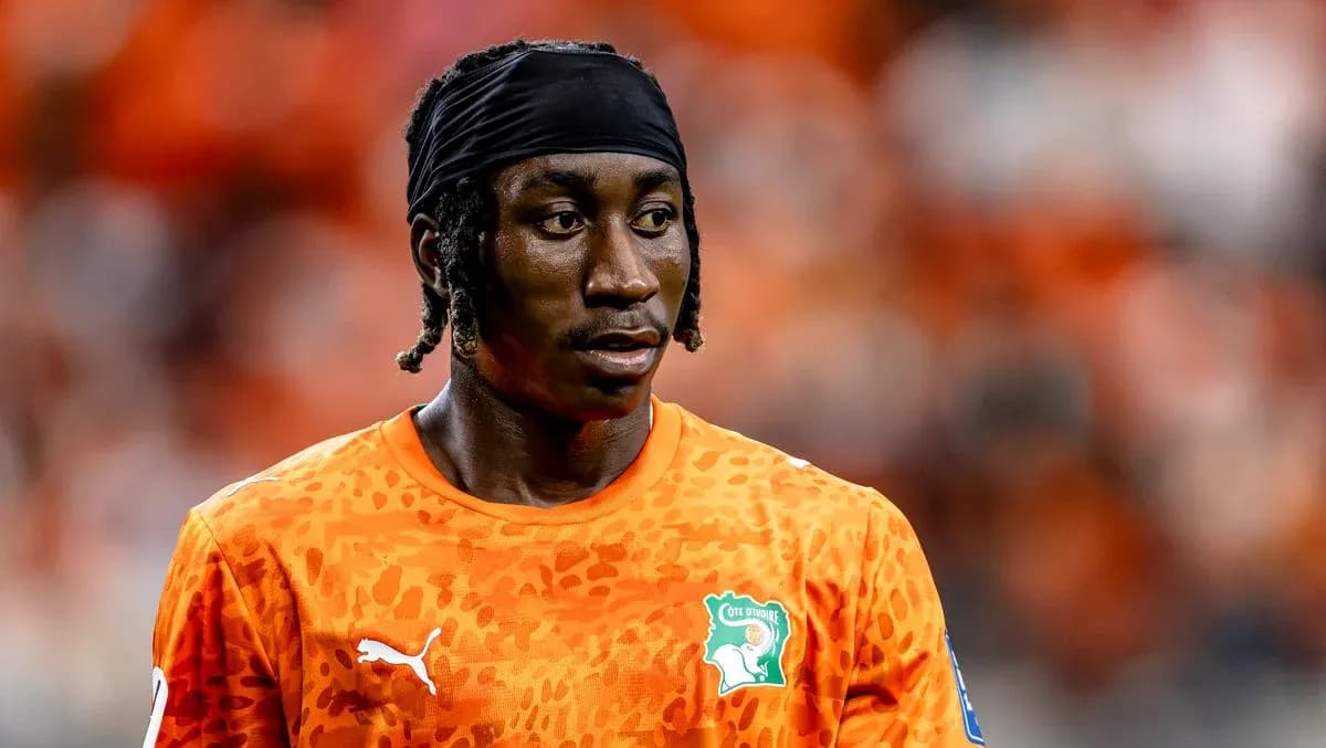 Joueur en maillot orange de la Côte d'Ivoire sur le terrain Joueur en maillot orange de la Côte d'Ivoire sur le terrain
