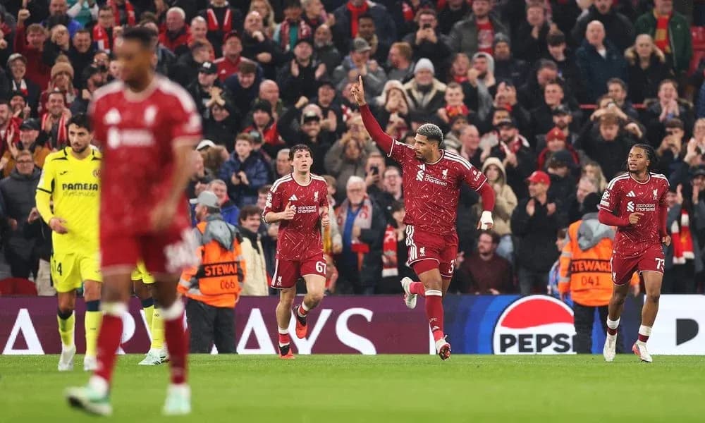 Joueurs de Liverpool célébrant un but au stade Joueurs de Liverpool célébrant un but au stade