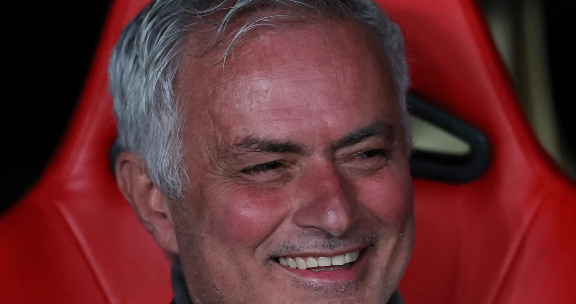 Entraîneur souriant sur le banc de touche Entraîneur souriant sur le banc de touche