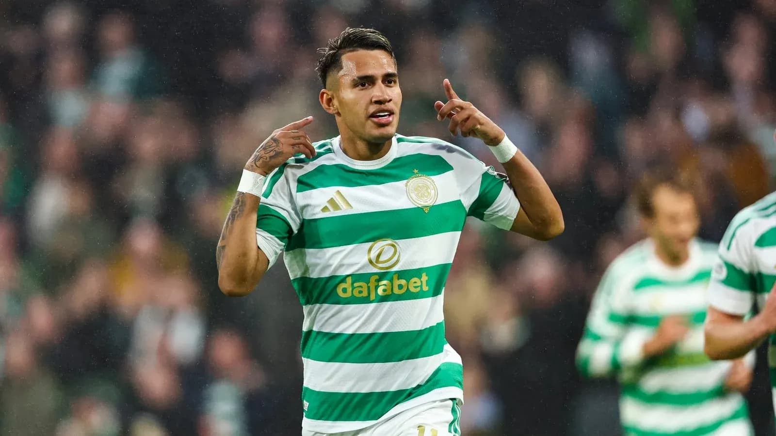 Joueur de Celtic célébrant un but au stade Joueur de Celtic célébrant un but au stade