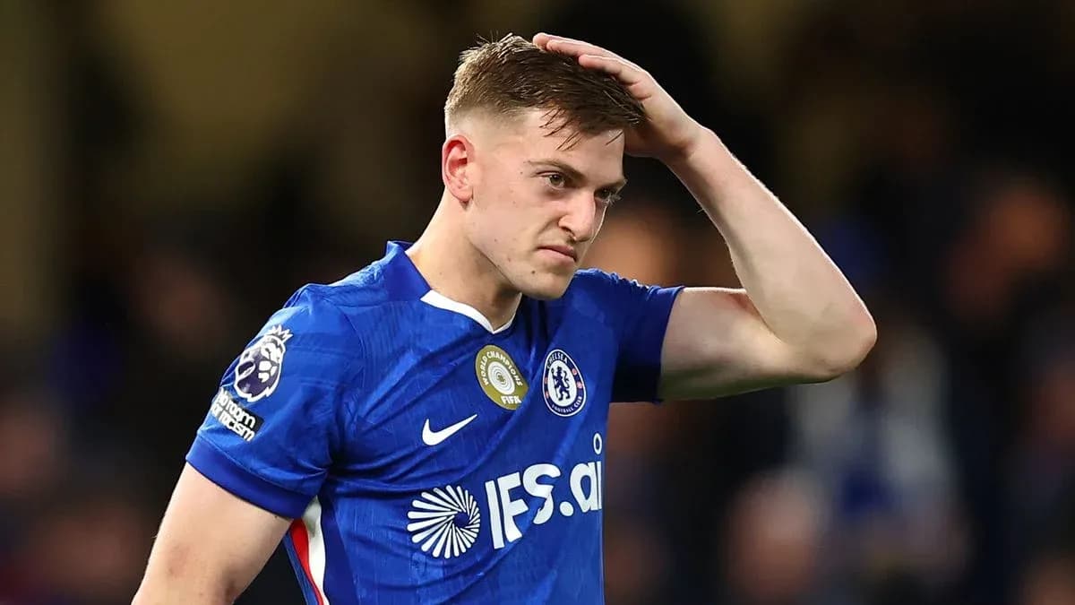 Joueur de Chelsea se tenant la tête sur le terrain Joueur de Chelsea se tenant la tête sur le terrain