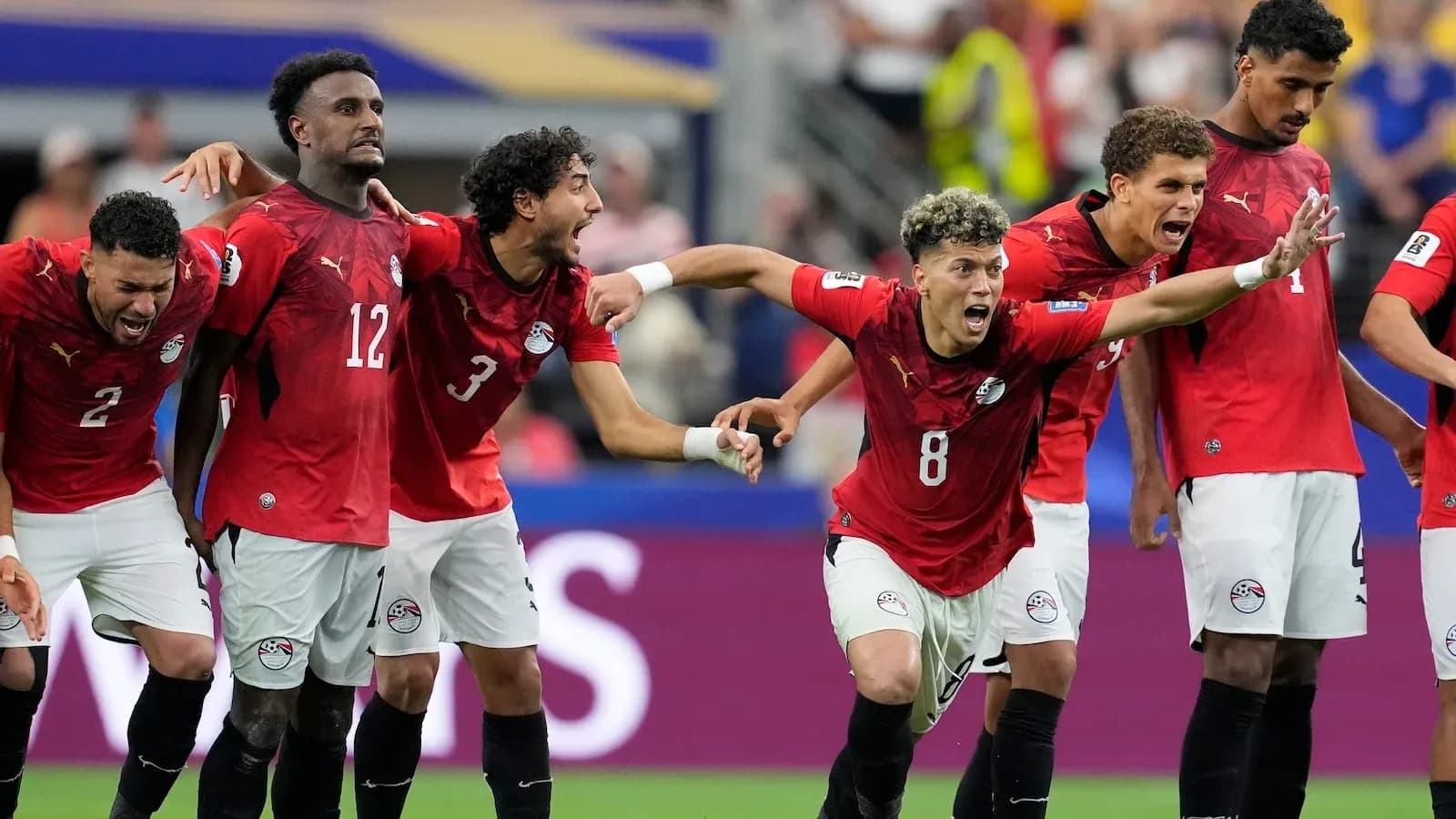 Joueurs égyptiens célébrant un but lors du match Joueurs égyptiens célébrant un but lors du match
