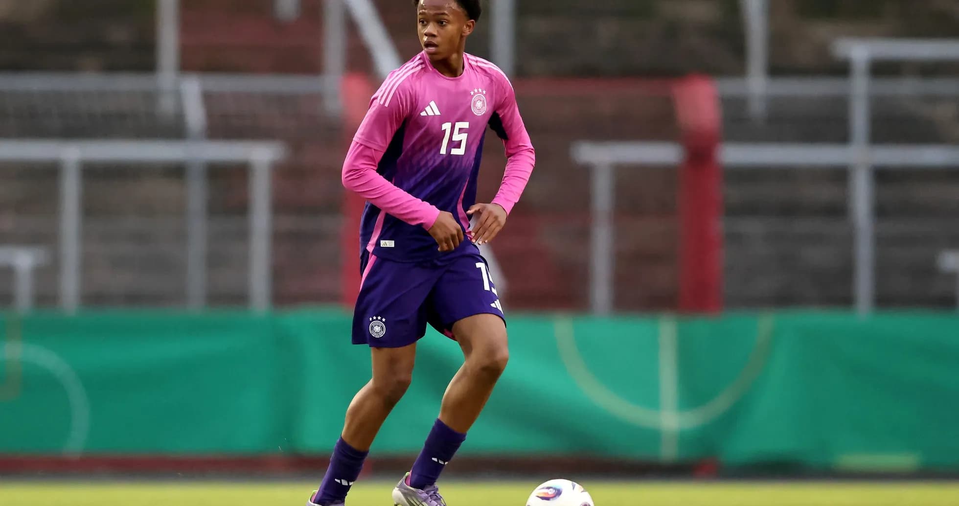 Joueur en entraînement avec maillot rose et violet Joueur en entraînement avec maillot rose et violet