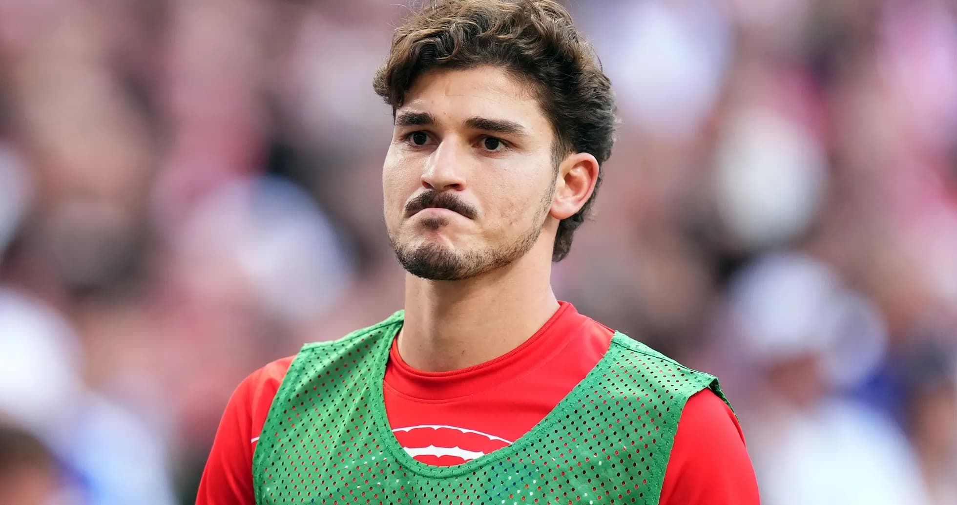 Joueur en tenue de survêtement sur le banc Joueur en tenue de survêtement sur le banc