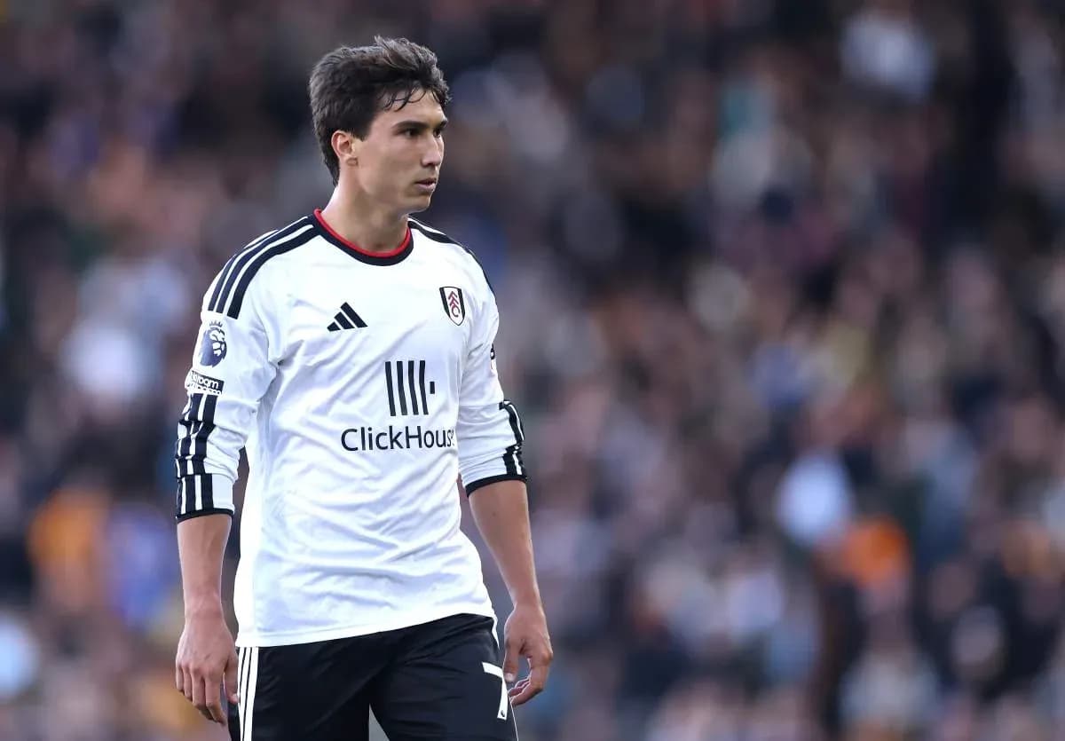 Joueur de Fulham sur le terrain pendant un match Joueur de Fulham sur le terrain pendant un match