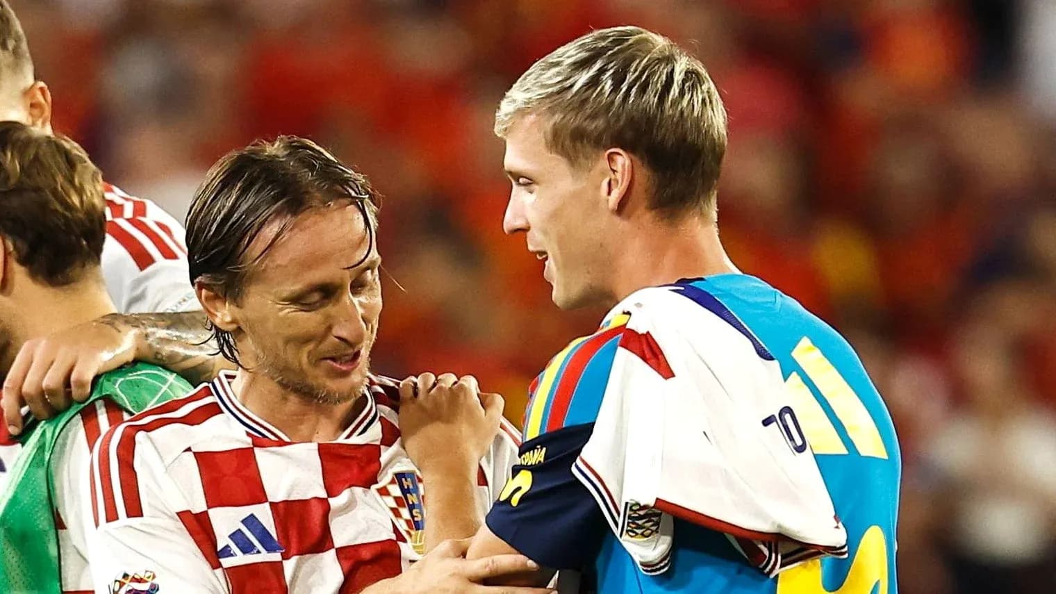 Deux joueurs discutant après un match de football Deux joueurs discutant après un match de football
